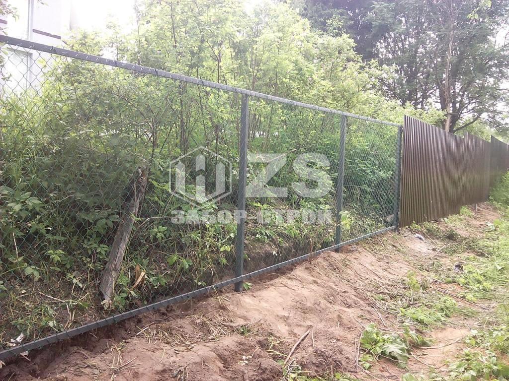 Забор 70 метров. Забор из профлиста. Забор из труб металлических. Кривой забор из профлиста. Профлист для забора.